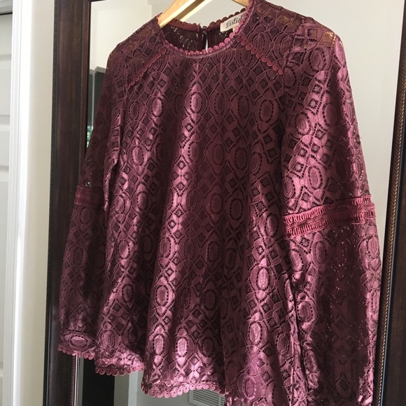Francesca’s Listicle Top Size -S burgundy wine - Picture 5 of 8